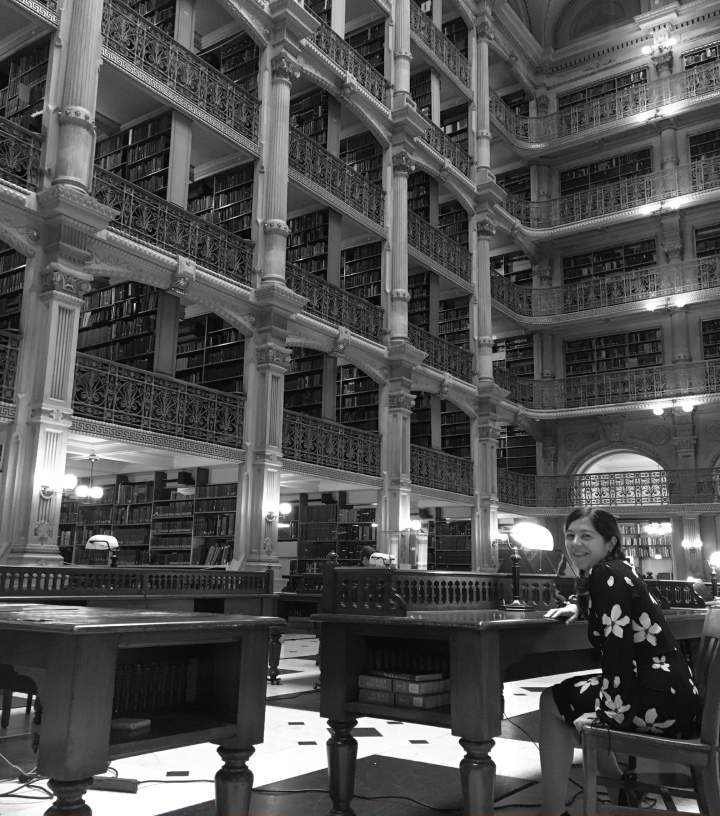 Una mujer en una biblioteca enorme