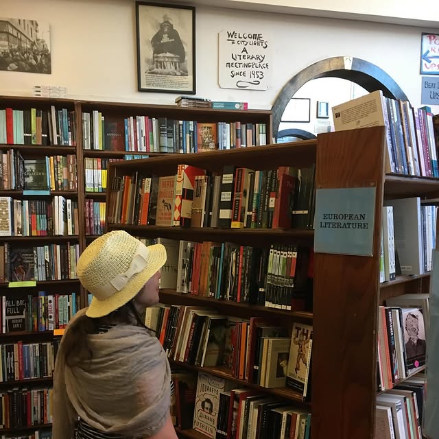 Foto de instagram: una mujer en una librería